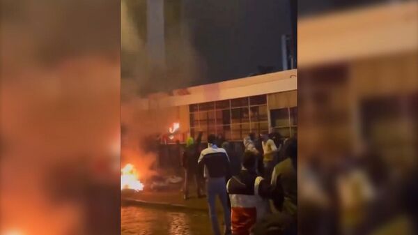 В Стамбуле протестующие подожгли консульство Израиля - Sputnik Армения