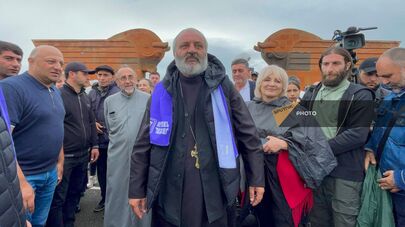 Сторонники Баграта Галстаняна в мемориальном комплексе Сардарапат (28 мая 2024). Армавир
