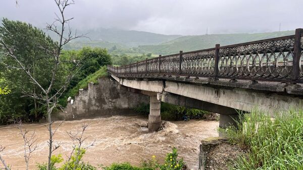 Полуразрушенный мост через реку Ахстев - Sputnik Армения