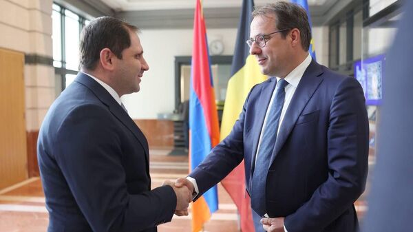 Министр обороны РА Сурен Папикян встретился с вице-премьером Бельгии Давидом Кларинвалем (28 мая 2024). Брюссель - Sputnik Армения
