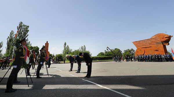 Премьер-министр Никол Пашинян, президент Ваагн Хачатурян и председатель НС Ален Симонян в мемориальном комплексе Сардарапат (28 мая 2024). Армавир - Sputnik Армения