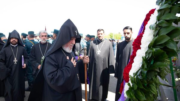 Полиция препятствует входу Католикоса Гарегина II в мемориальный комплекс Сардарапат (28 мая 2024). Армавир - Sputnik Армения