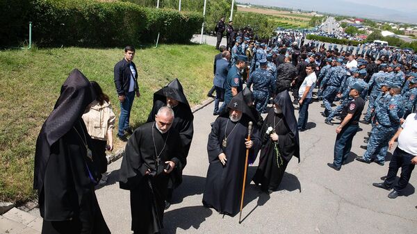Полиция препятствует входу Католикоса Гарегина II в мемориальный комплекс Сардарапат (28 мая 2024). Армавир - Sputnik Армения