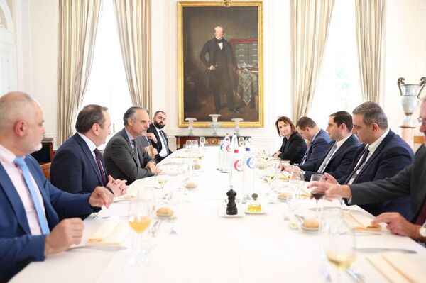 Министр обороны Сурен Папикян посетил центральный офис компании Джон Кокерилл (28 мая 2024). Бельгия - Sputnik Армения