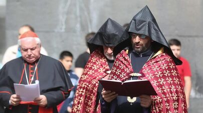 Глава Канцелярии Первопрестольного Святого Эчмиадзина архиепископ Аршак Хачатрян в мемориальном комплексе Цицернакаберд (24 апреля 2024). Еревaн