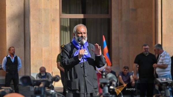 Баграт Галстанян обращается к сторонникам у церкви Святой Анны (29 мая 2024). Еревaн - Sputnik Армения