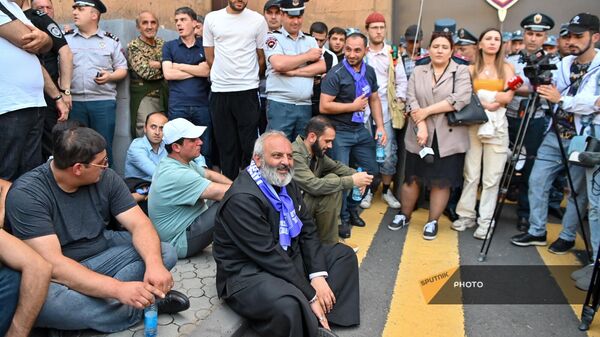 Баграт Галстанян во время акции перед зданием министерства внутренних дел (29 мая 2024). Еревaн - Sputnik Армения