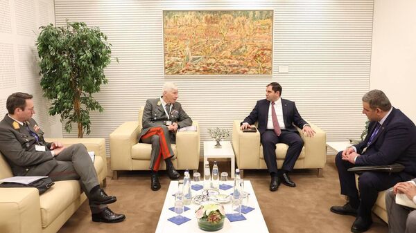 Министр обороны РА Сурен Папикян встретился с председателем Военного комитета ЕС генералом Робертом Бриггером в рамках Шуманского форума по безопасности и обороне (29 мая 2024). Брюссель - Sputnik Армения
