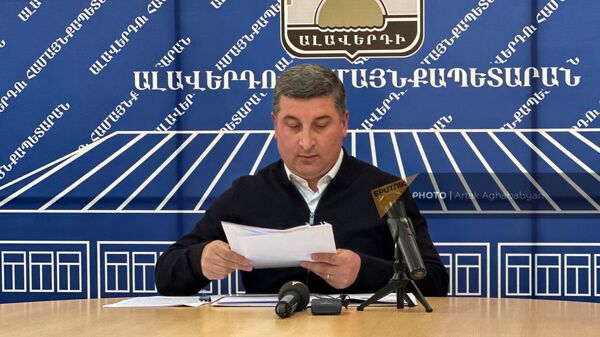Министр территориального управления и инфраструктур Гнел Саносян во время пресс-конференции (29 мая 2024). Алаверди - Sputnik Армения