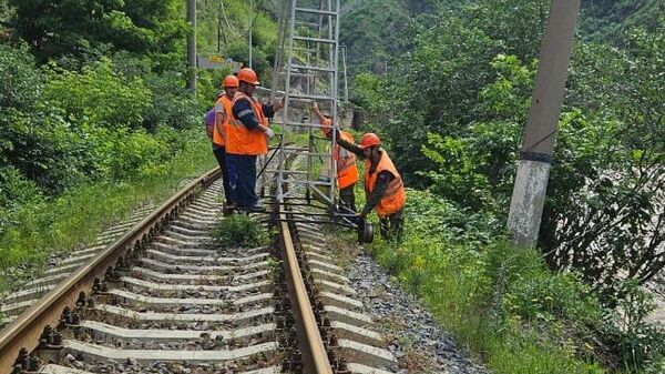 Сотрудники ЮКЖД ремонтируют поврежденные из-за наводнения участки железной дороги - Sputnik Армения