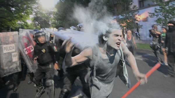 Столкновение демонстрантов с полицией во время пропалестинской акции протеста перед посольством Израиля в Мехико - Sputnik Армения