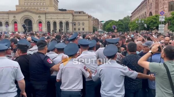 Правоохранители пытаются оттеснить протестующих с проезжей части площади Республики - Sputnik Армения