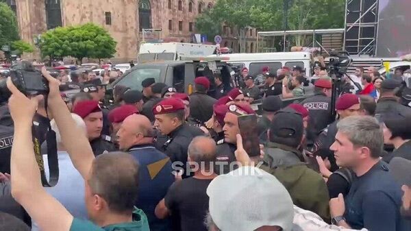 Стычки между протестующими и полицией на площади Республики в Ереване - Sputnik Армения