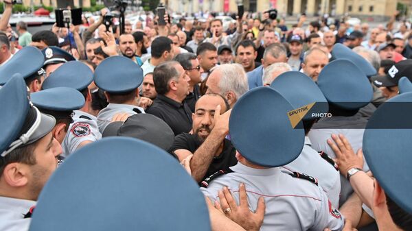 Участники протестной акции на площади Республики (30 мая 2024). Еревaн - Sputnik Армения