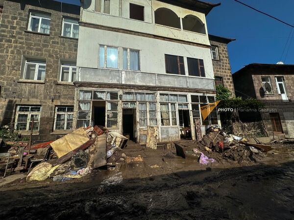 Двор дома в районе &quot;Станция Санаин&quot; города Алаверди после наводнения. - Sputnik Армения