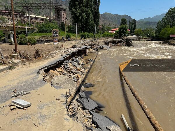 В результате наводнения в Алаверди размыты асфальтированные дороги. - Sputnik Армения