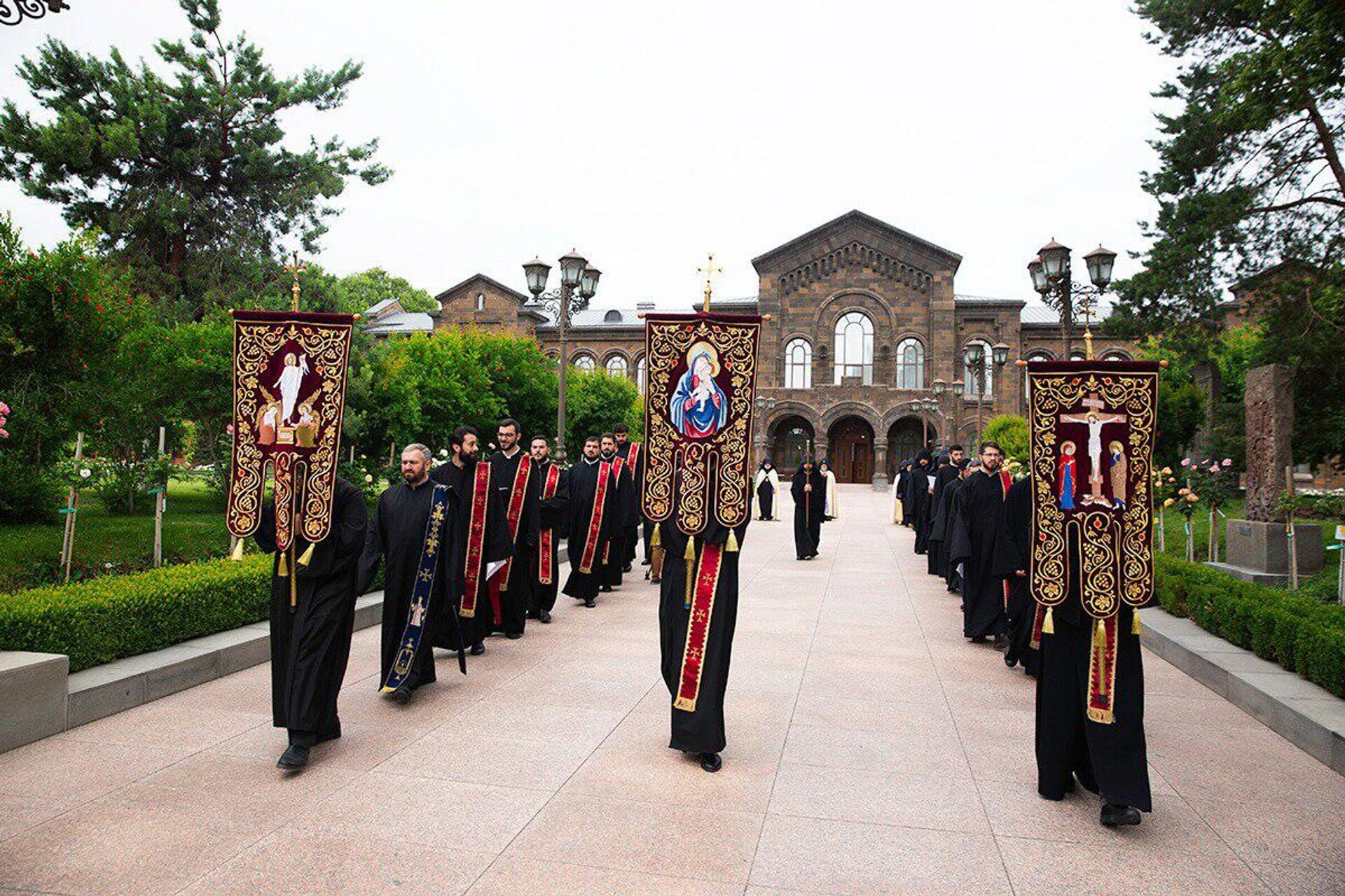 Мощи Святого Ованнеса Карапета были перенесены в монастырь Шогакат (30 мая 2024). Эчмиадзин - Sputnik Армения, 1920, 30.05.2024