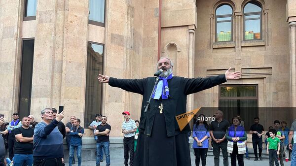 Баграт Галстанян обращается к сторонникам перед церковью Святой Анны (30 мая 2024). Еревaн - Sputnik Армения