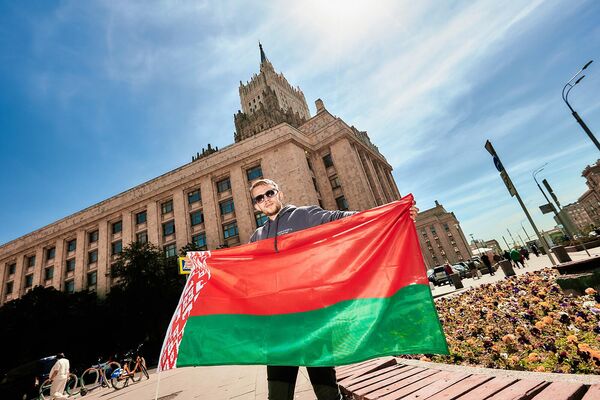 Участник программы НКО Евразия с белорусским флагом - Sputnik Армения