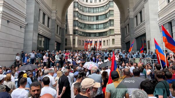 Баграт Галстанян и активисты у здания МИД Армении (31 мая 2024). Еревaн - Sputnik Արմենիա