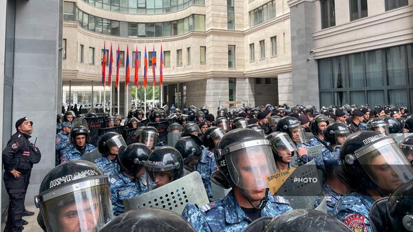 Полиция оцепила вход в здание МИД во время акции движения Тавуш во имя Родины (31 мая 2024). Еревaн - Sputnik Армения