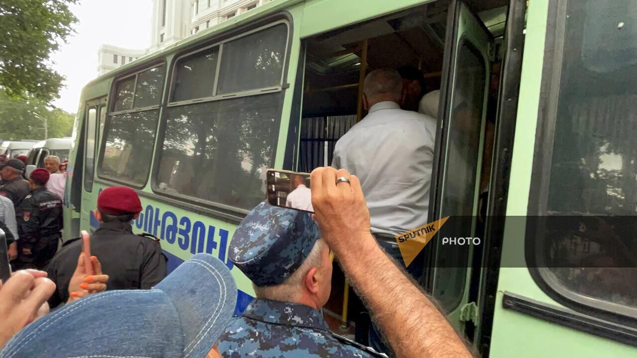 У здания МИД Армении начались столкновения: полиция задерживает  протестующих - 31.05.2024, Sputnik Армения