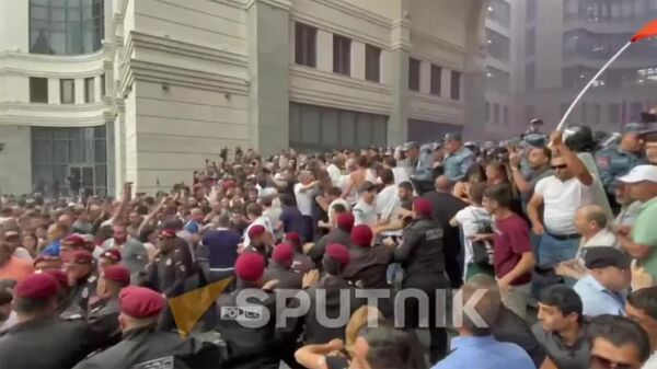 Момент начала стычки между полицейскими и протестующими у здания МИД Армении - Sputnik Армения