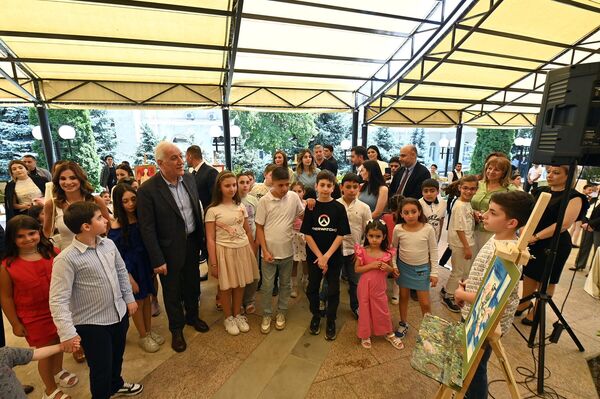ՀՀ նախագահի նստավայրում հյուրընկալվել են «Երևան» պատանեկան սիմֆոնիկ նվագախմբի և «Դանիելյան» արվեստի կենտրոնի սաները - Sputnik Արմենիա