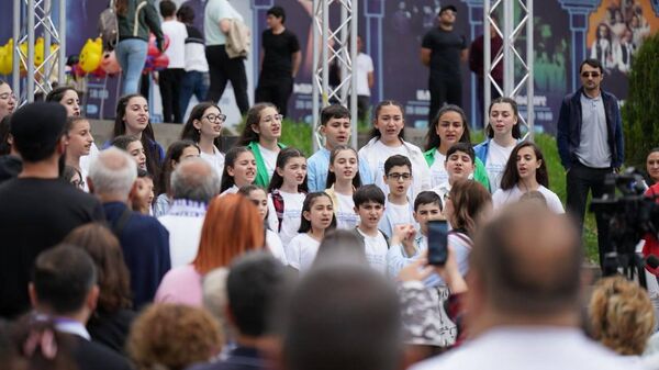 Выступления детских творческих коллективов на театральной площади Гюмри  (1 июня 2024). Гюмри - Sputnik Армения