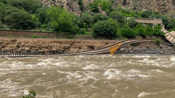 Разрушенное железнодорожное полотно после наводнения - Sputnik Армения