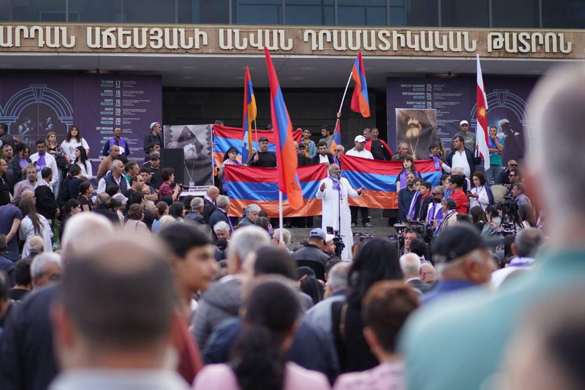 Баграт Галстанян обращается к сторонникам во время митинга на Театральной площади (1 июня 2024). Гюмри - Sputnik Армения, 1920, 01.06.2024