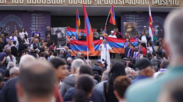 Баграт Галстанян обращается к сторонникам во время митинга на Театральной площади (1 июня 2024). Гюмри - Sputnik Армения