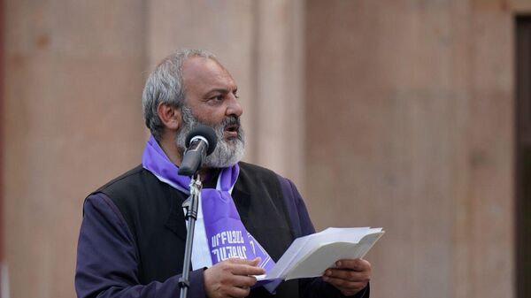 Баграт Галстанян проводит итоги недели во время митинга со своими сторонниками у церкви Святой Анны (2 июня 2024). Еревaн - Sputnik Армения