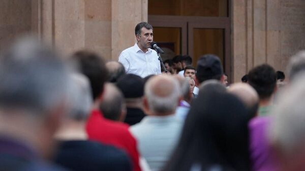 Адвокат Рубен Меликян выступает с речью во время митинга у церкви Святой Анны (2 июня 2024). Еревaн - Sputnik Արմենիա