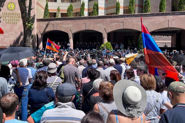 Участники акции движения Тавуш во имя Родины у здания СК (3 мая 2024). Еревaн - Sputnik Армения