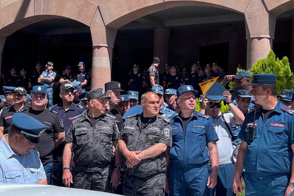 Полиция у здания СК во время акции движения Тавуш во имя Родины (3 мая 2024). Еревaн - Sputnik Армения