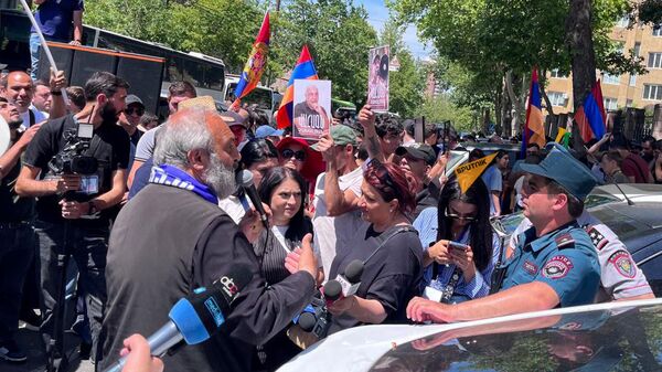 Архиепископ Баграт Галстанян со сторонниками у здания СК на акции движения Тавуш во имя Родины (3 мая 2024). Еревaн - Sputnik Армения