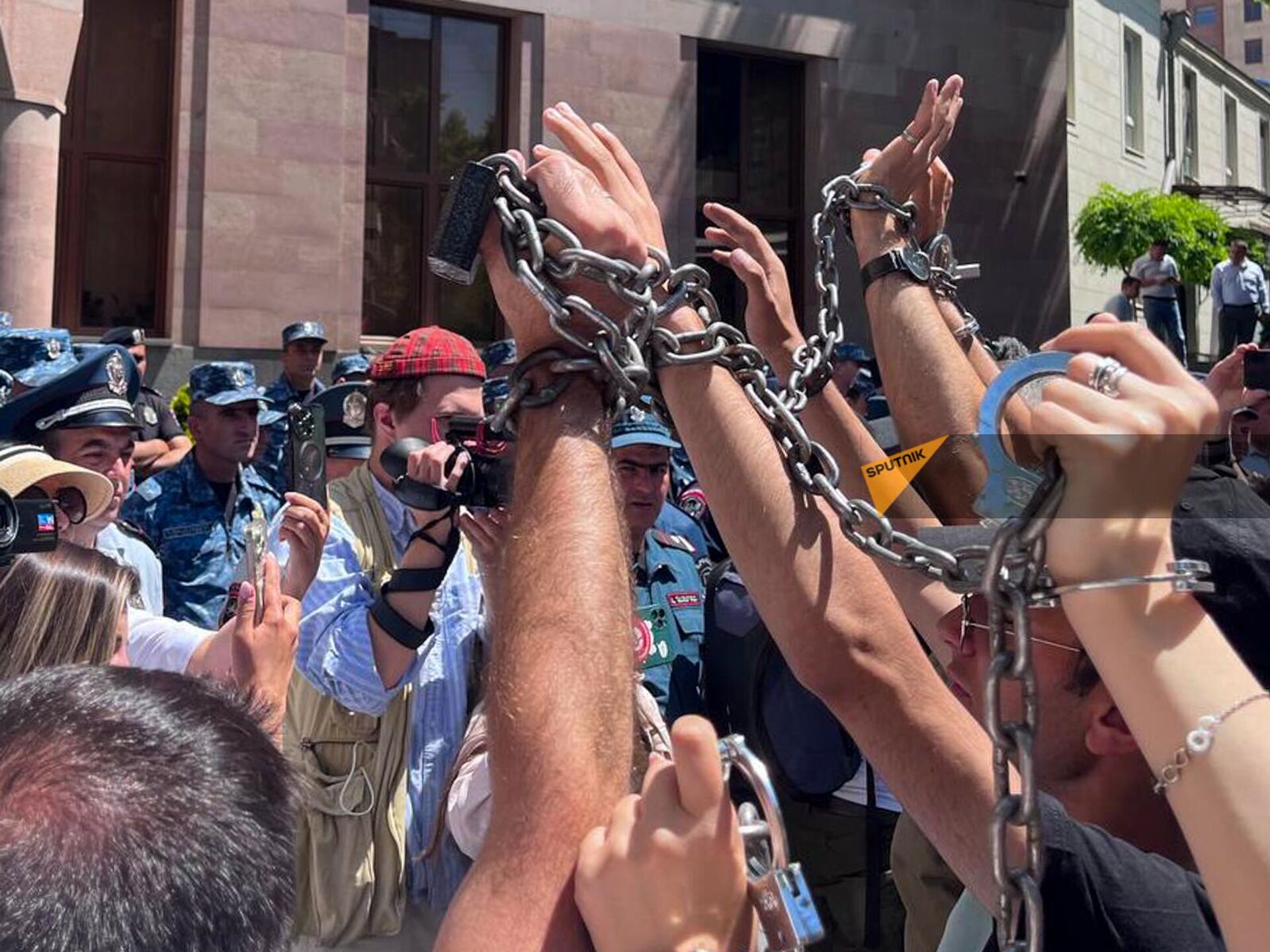 Активисты движения Тавуш во имя Родины проводят Акцию цепей у здания СК (3 мая 2024). Еревaн - Sputnik Արմենիա, 1920, 03.06.2024