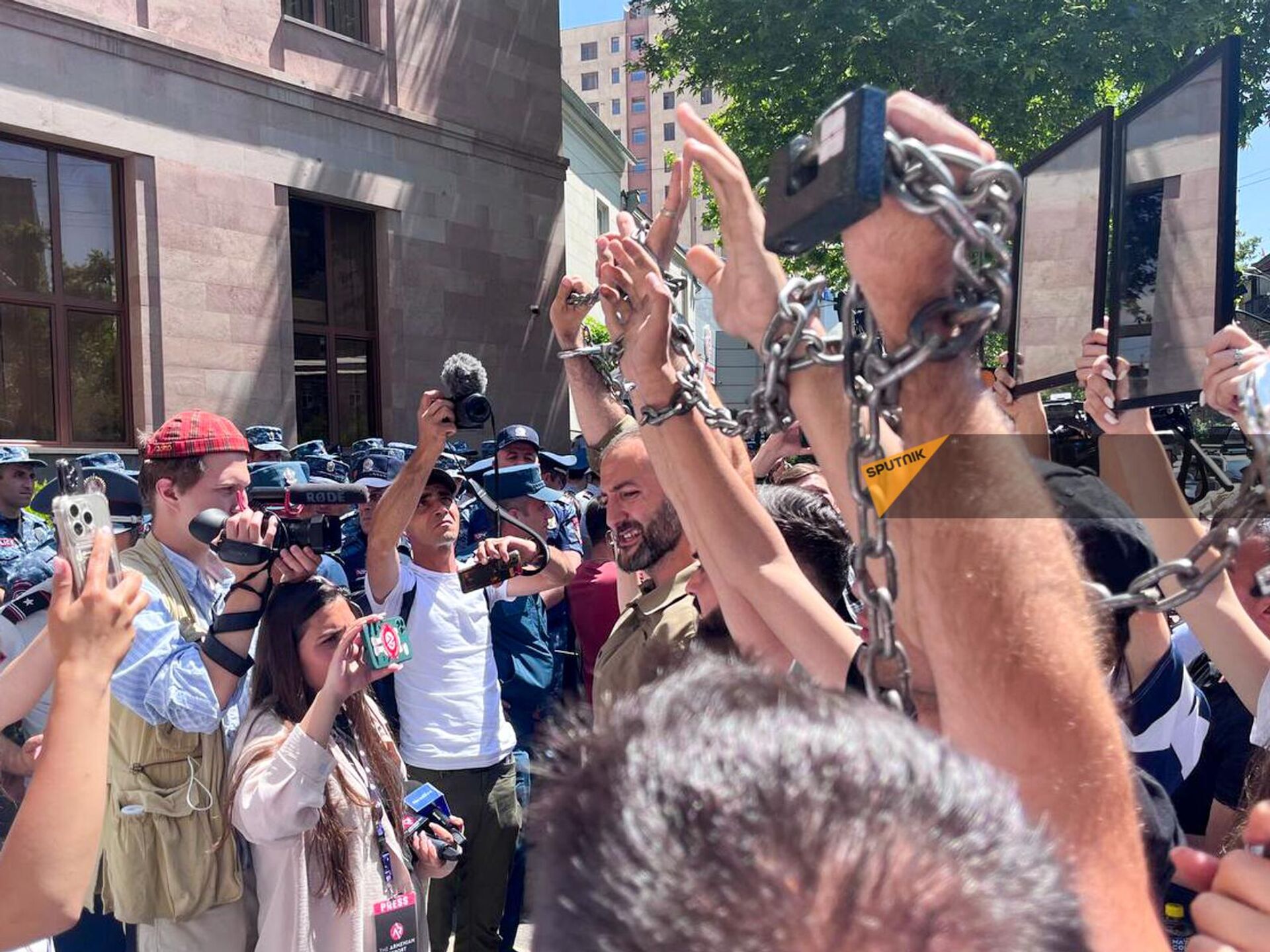 Активисты движения Тавуш во имя Родины проводят Акцию цепей у здания СК (3 мая 2024). Еревaн - Sputnik Արմենիա, 1920, 03.06.2024