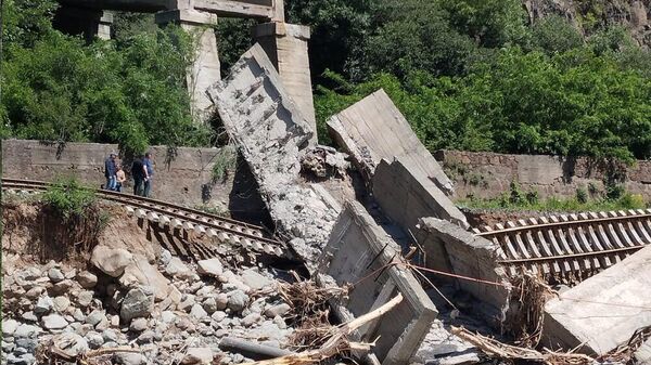 Расчистка от завалов разрушенного участка на перегоне Алаверди-Ахпат путем подрыва и демонтажа разрушенных конструкций - Sputnik Արմենիա