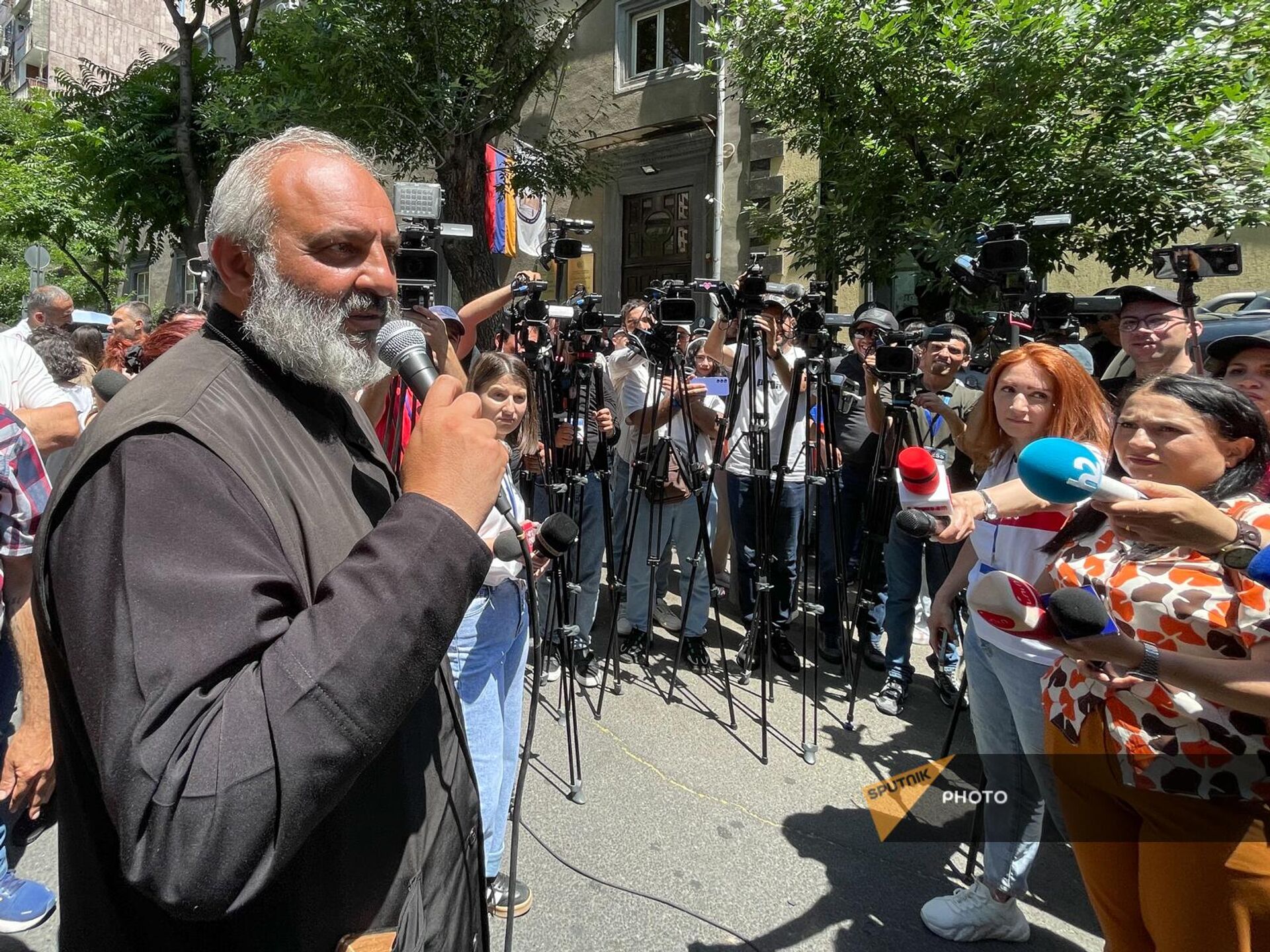 Баграт Галстанян выступает с речью во время акции протеста у офиса защитника прав человека (4 июня 2024). Еревaн - Sputnik Армения, 1920, 04.06.2024