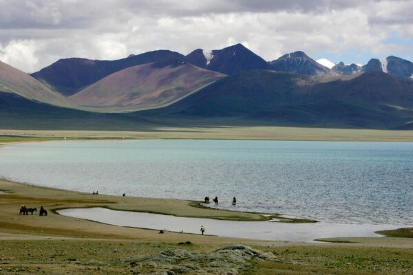 Тибетцы и туристы на берегу озера Намцо - Sputnik Армения