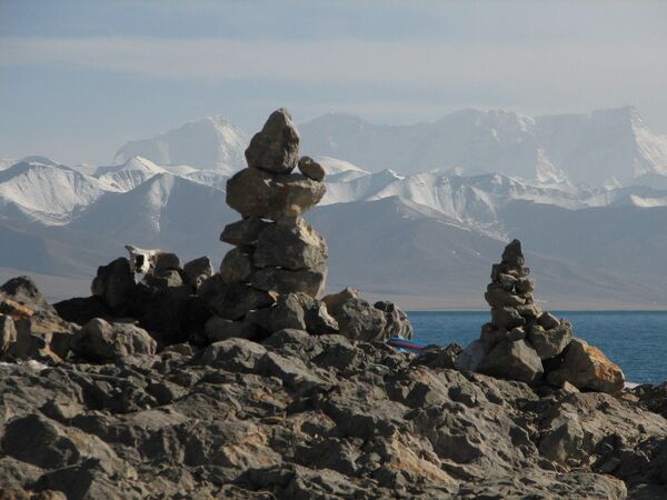 Камни на берегу озера Намцо на фоне горы Ньенчен Танглха - Sputnik Армения