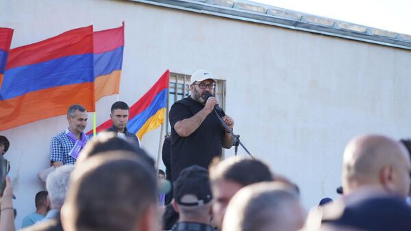Гарник Даниелян выступает с речью во время митинга (5 июня 2024). Сотк - Sputnik Армения
