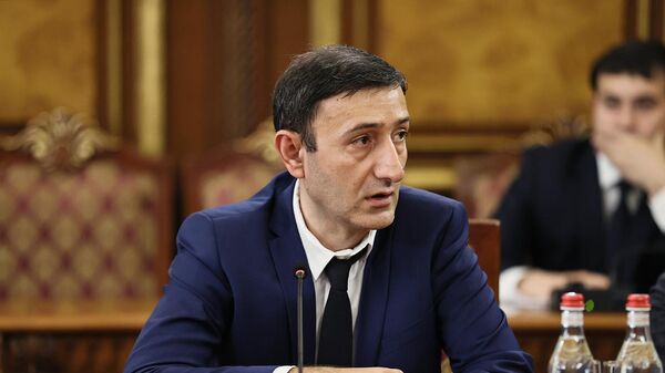 Председатель комиссии по экономическим вопросам Бабкен Тунян во время обсуждения законопроекта, принятого Национальным собранием в первом чтении, по ставкам налога с оборота (5 июня 2024). Еревaн - Sputnik Армения
