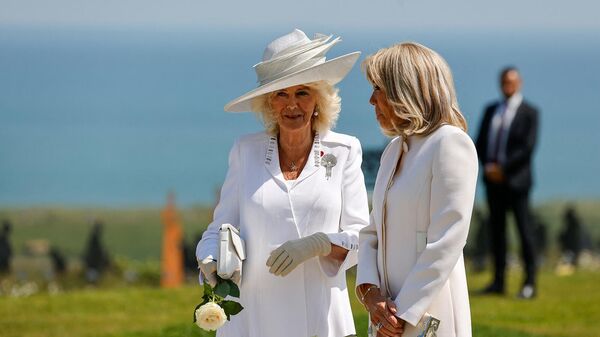 Британская королева Камилла и жена президента Франции Брижит Макрон во время памятной церемонии Министерства обороны Великобритании и Королевского британского легиона, посвященной 80-летию Второй мировой войны (6 июня 2024). Вер-сюр-Мер, Франция - Sputnik Армения
