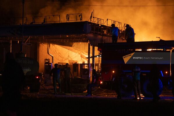 Спасатели на месте взрыва на автозаправочной станции  - Sputnik Армения