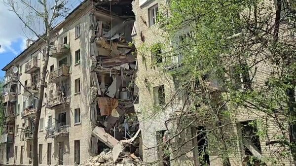 Подъезд многоквартирного жилого дома, обрушенный в результате обстрела Луганска со стороны ВСУ - Sputnik Армения