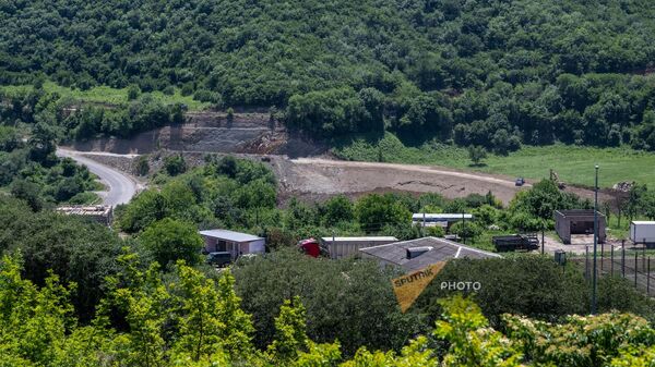 Вид на окраину села Киранц, переходящий под контроль Азербайджана после делимитации и строящуюся новую дорогу - Sputnik Армения