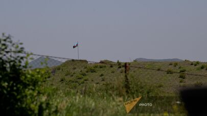 Флаг Азербайджана на  территории, где прошла делимитация